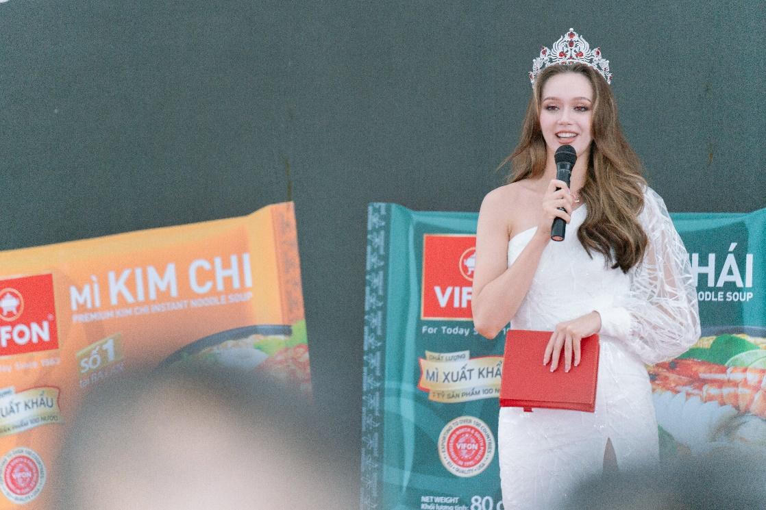 Hoa hậu Ba Lan - Đại sứ thương hiệu VIFON đến miền Trung trao kim cương cho người trúng giải 