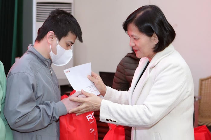 ROX Group trao tặng hơn 3.000 suất quà Tết cho người nghèo