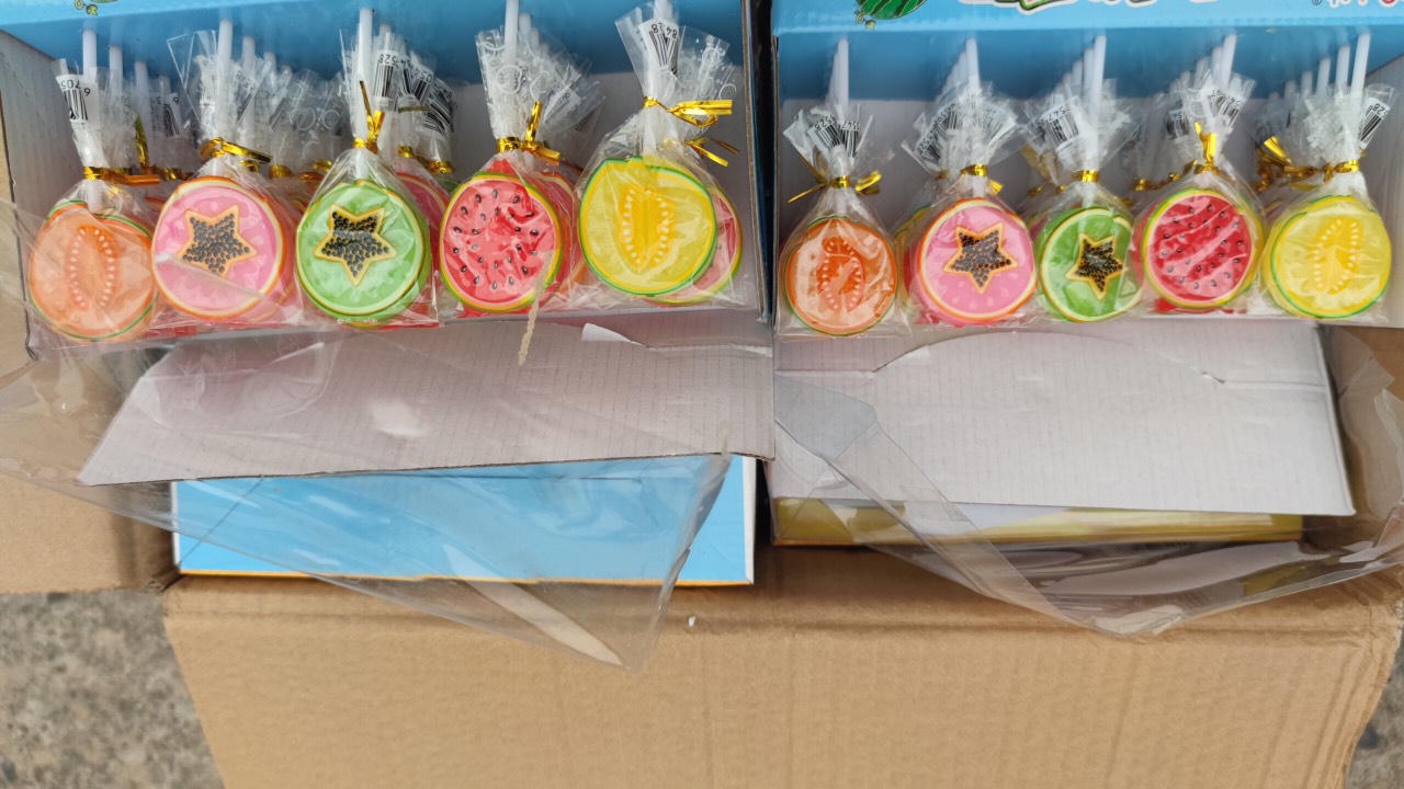 Lào Cai: Thu giữ 1.500 hộp kẹo mút và 400 kg xúc xích đông lạnh