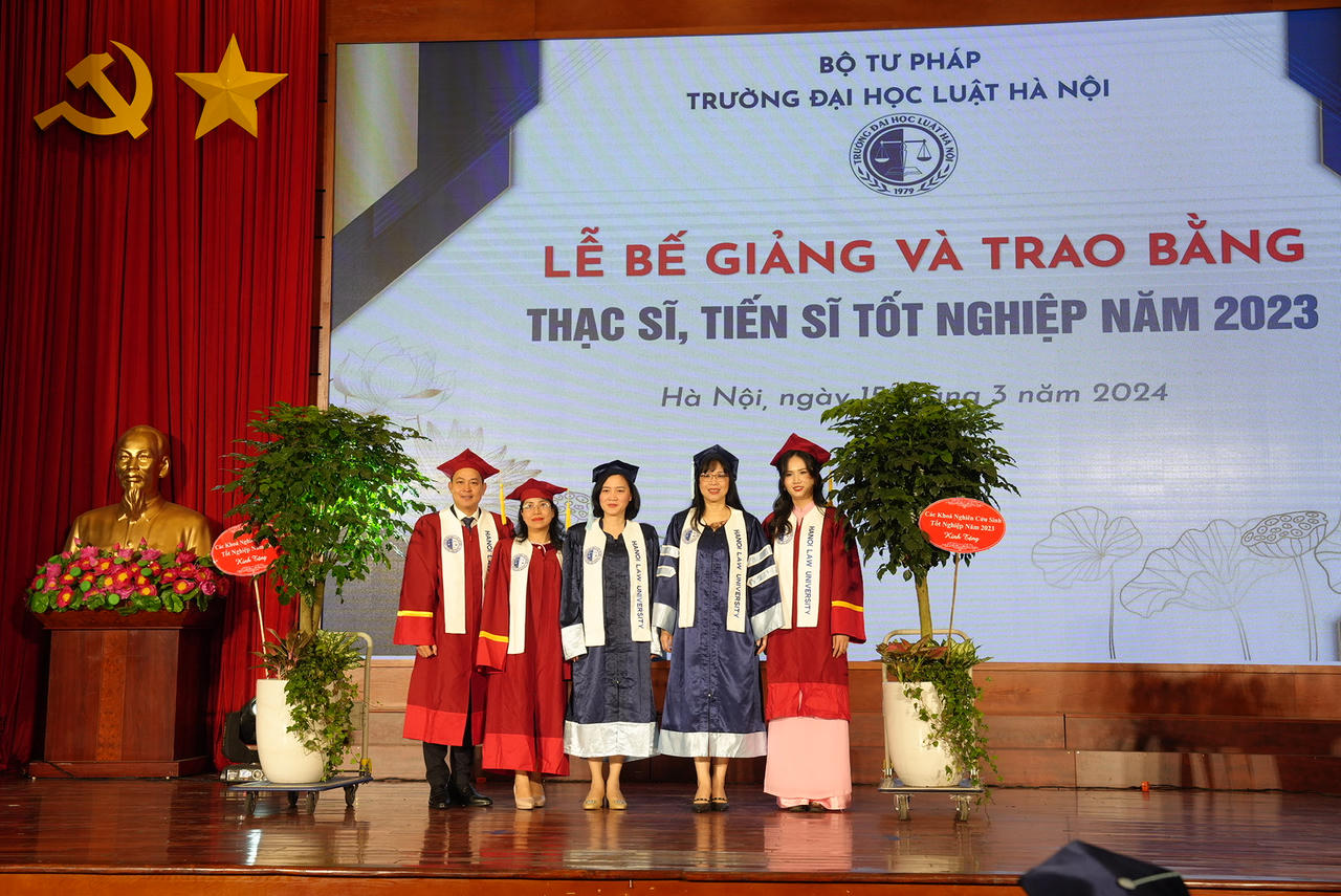 Trường Đại học Luật Hà Nội trao bằng thạc sĩ, tiến sĩ năm 2023