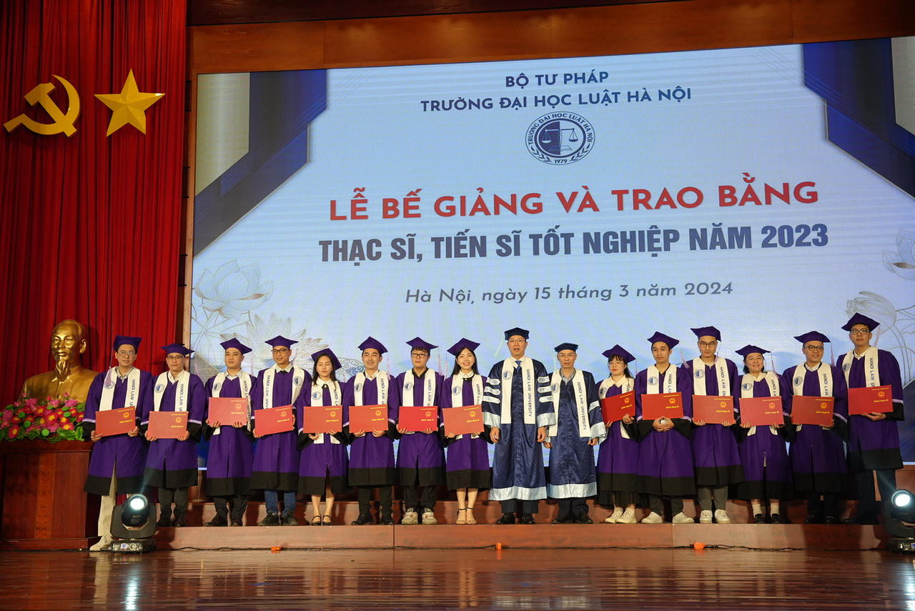 Trường Đại học Luật Hà Nội trao bằng thạc sĩ, tiến sĩ năm 2023