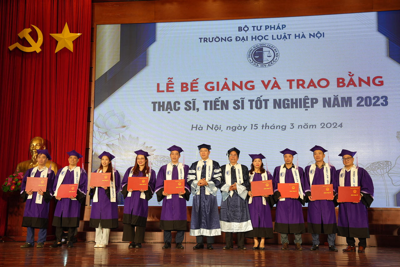 Trường Đại học Luật Hà Nội trao bằng thạc sĩ, tiến sĩ năm 2023