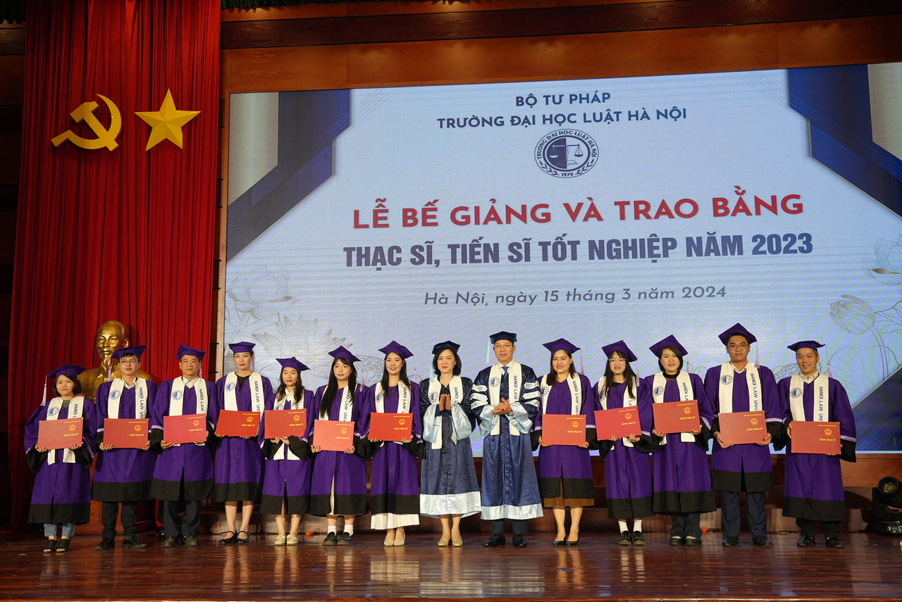 Trường Đại học Luật Hà Nội trao bằng thạc sĩ, tiến sĩ năm 2023