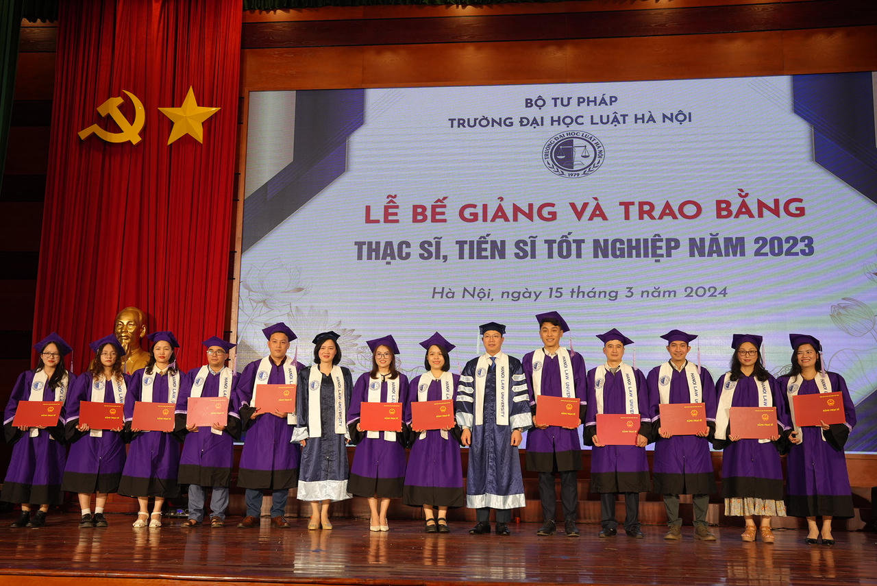 Trường Đại học Luật Hà Nội trao bằng thạc sĩ, tiến sĩ năm 2023