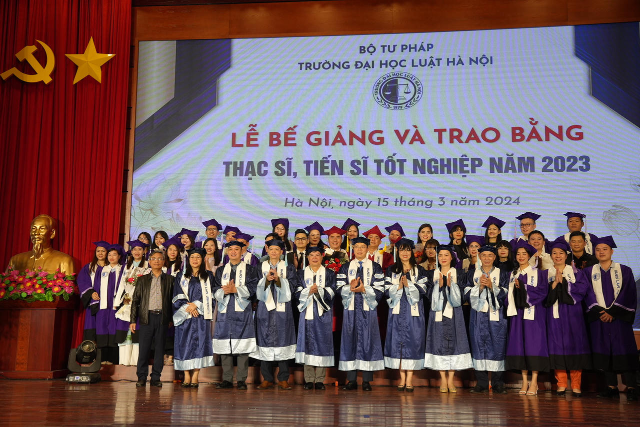 Trường Đại học Luật Hà Nội trao bằng thạc sĩ, tiến sĩ năm 2023