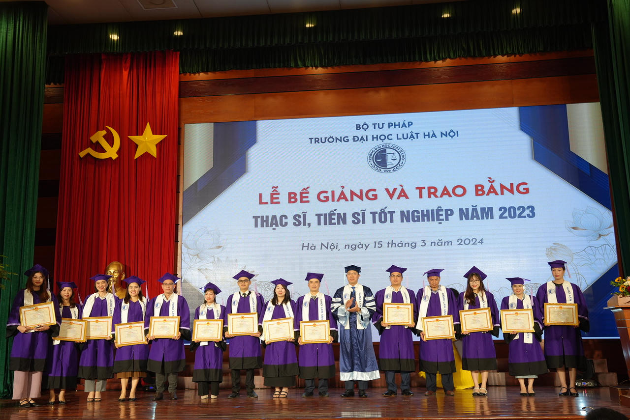 Trường Đại học Luật Hà Nội trao bằng thạc sĩ, tiến sĩ năm 2023
