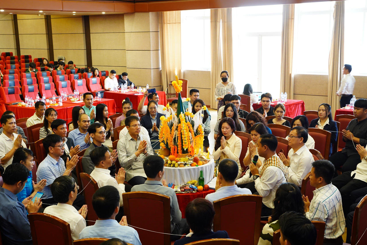 Trường Đại học Luật Hà Nội gặp mặt lưu học sinh Lào và Campuchia nhân dịp Tết cổ truyền