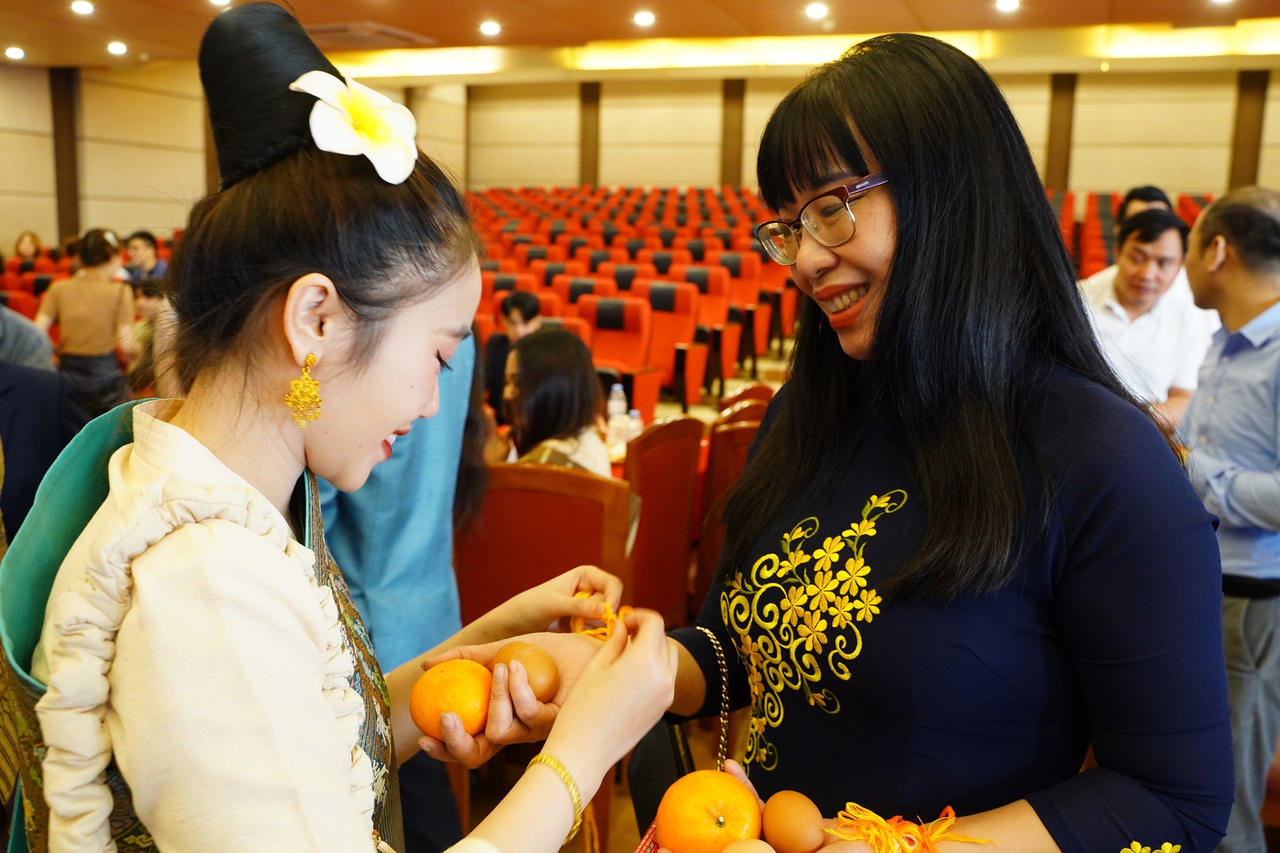 Trường Đại học Luật Hà Nội gặp mặt lưu học sinh Lào và Campuchia nhân dịp Tết cổ truyền