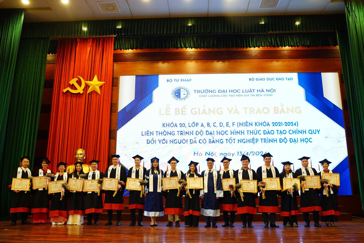 Trường Đại học Luật Hà Nội tổ chức Lễ bế giảng cho sinh viên