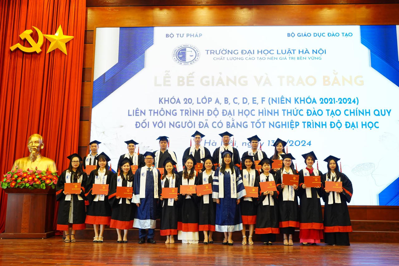 Trường Đại học Luật Hà Nội tổ chức Lễ bế giảng cho sinh viên