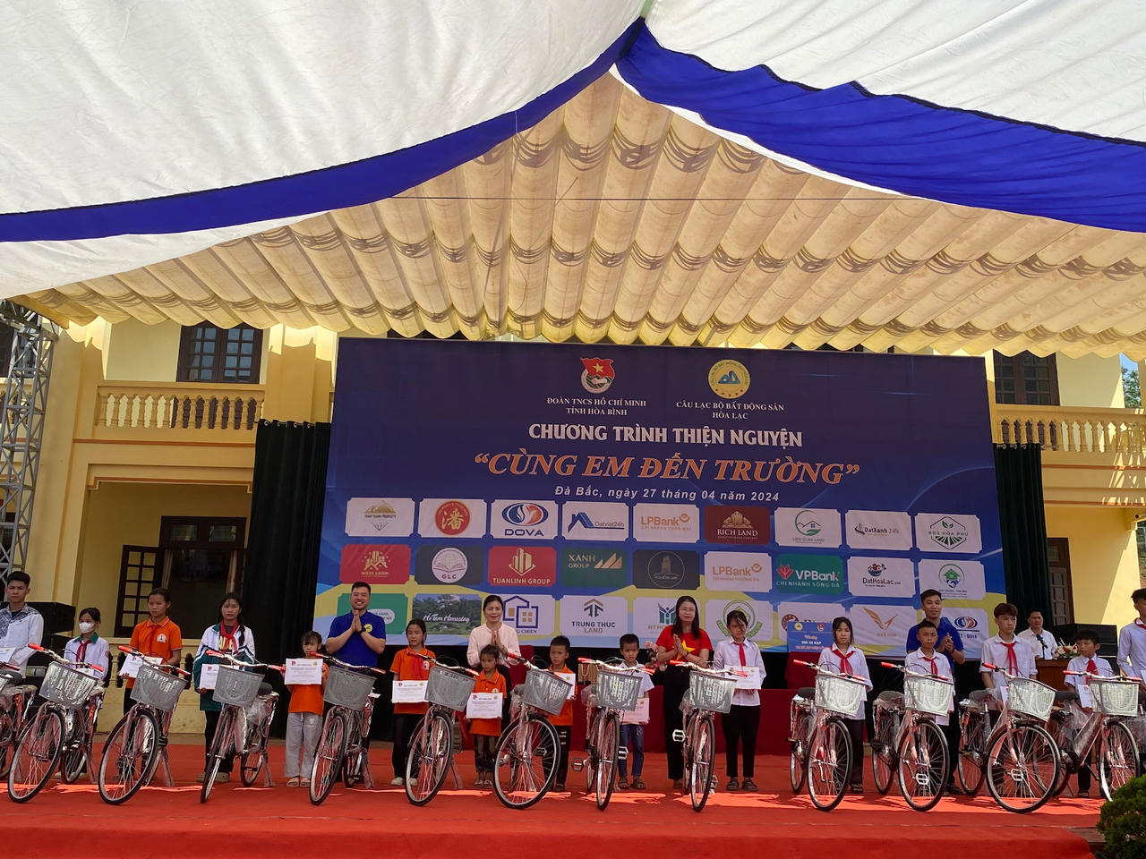 Chương trình thiện nguyện “cùng em đến trường” tại huyện Đà Bắc, tỉnh Hòa Bình