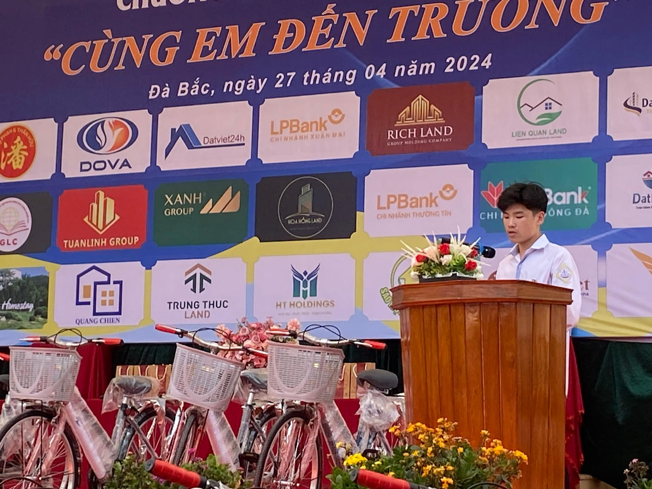 Chương trình thiện nguyện “cùng em đến trường” tại huyện Đà Bắc, tỉnh Hòa Bình