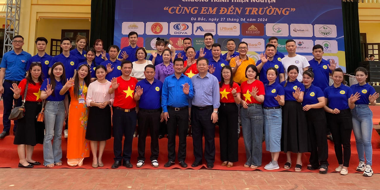 Chương trình thiện nguyện “cùng em đến trường” tại huyện Đà Bắc, tỉnh Hòa Bình