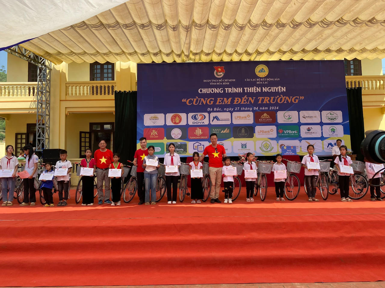 Chương trình thiện nguyện “cùng em đến trường” tại huyện Đà Bắc, tỉnh Hòa Bình