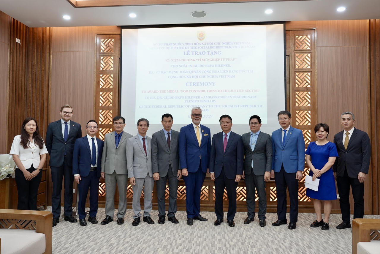 Trao tặng Kỷ niệm chương “Vì sự nghiệp tư pháp” cho Đại sứ Cộng hòa Liên bang Đức