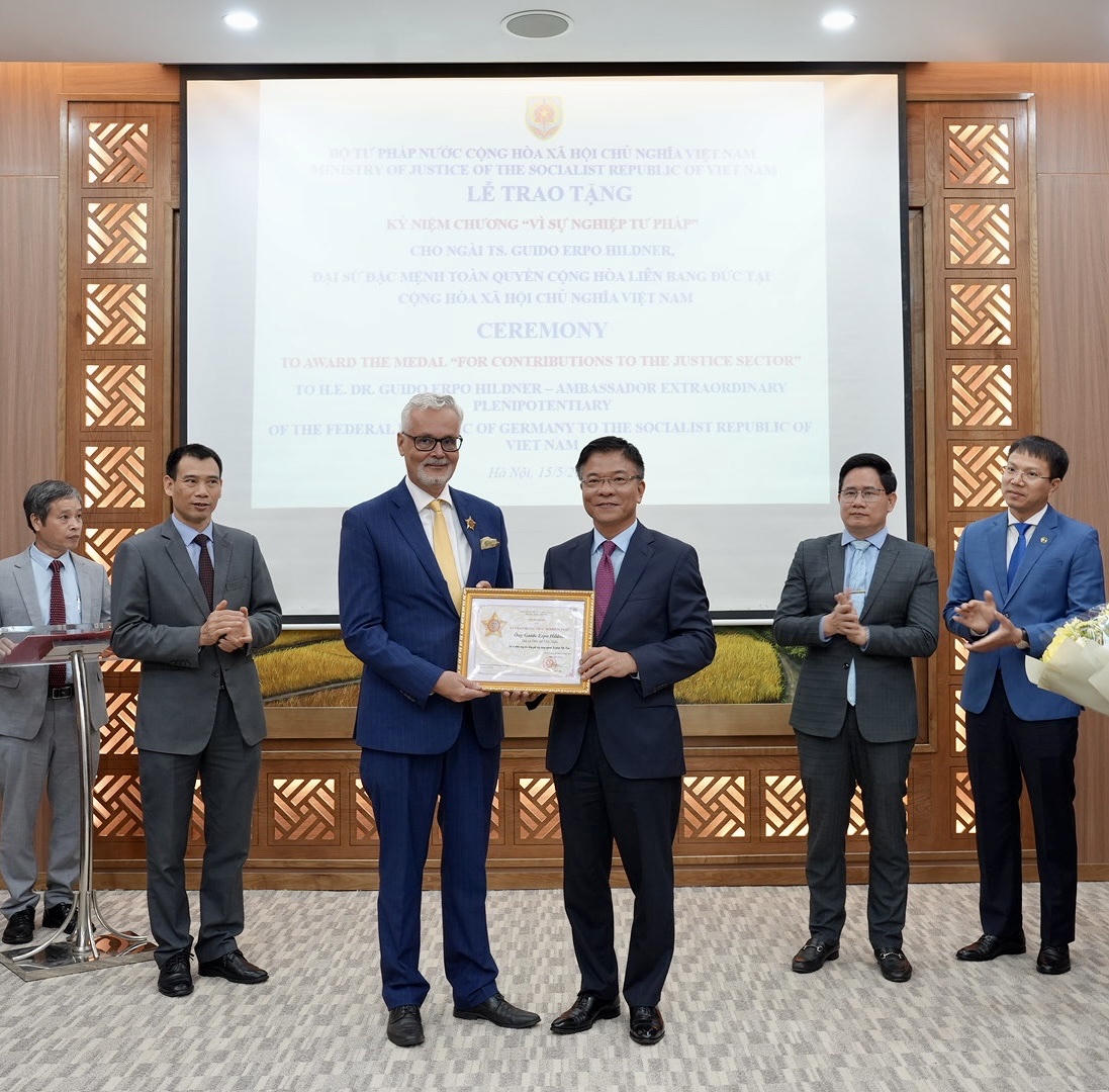 Trao tặng Kỷ niệm chương “Vì sự nghiệp tư pháp” cho Đại sứ Cộng hòa Liên bang Đức
