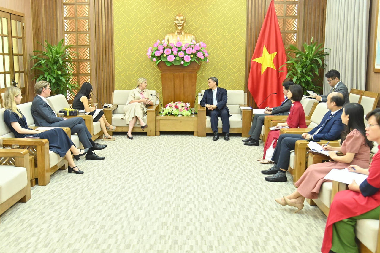 Trao tặng Kỷ niệm chương “Vì sự nghiệp tư pháp” cho Đại sứ Thụy Điển