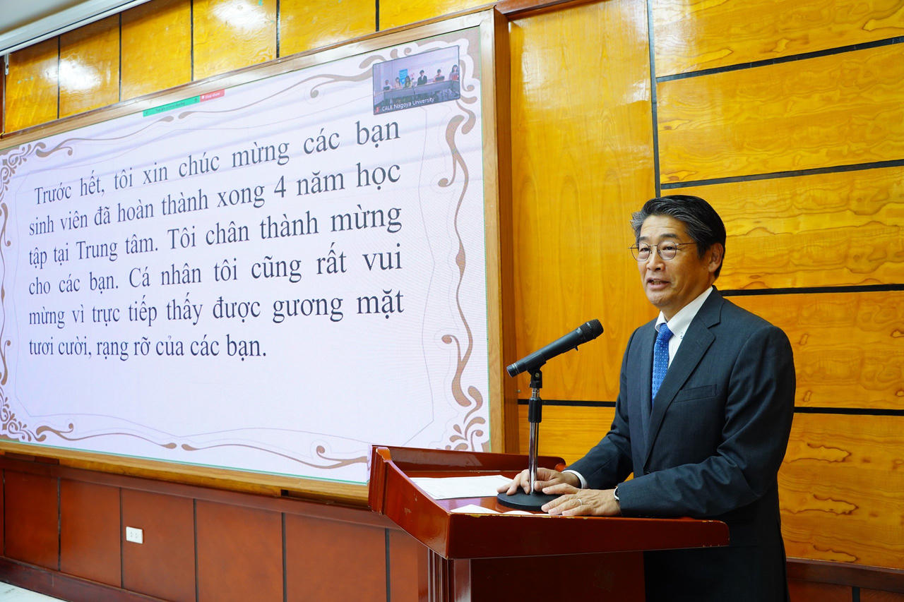 Trao chứng nhận tốt nghiệp cho sinh viên Trung tâm Nghiên cứu và Đào tạo Pháp luật Nhật Bản