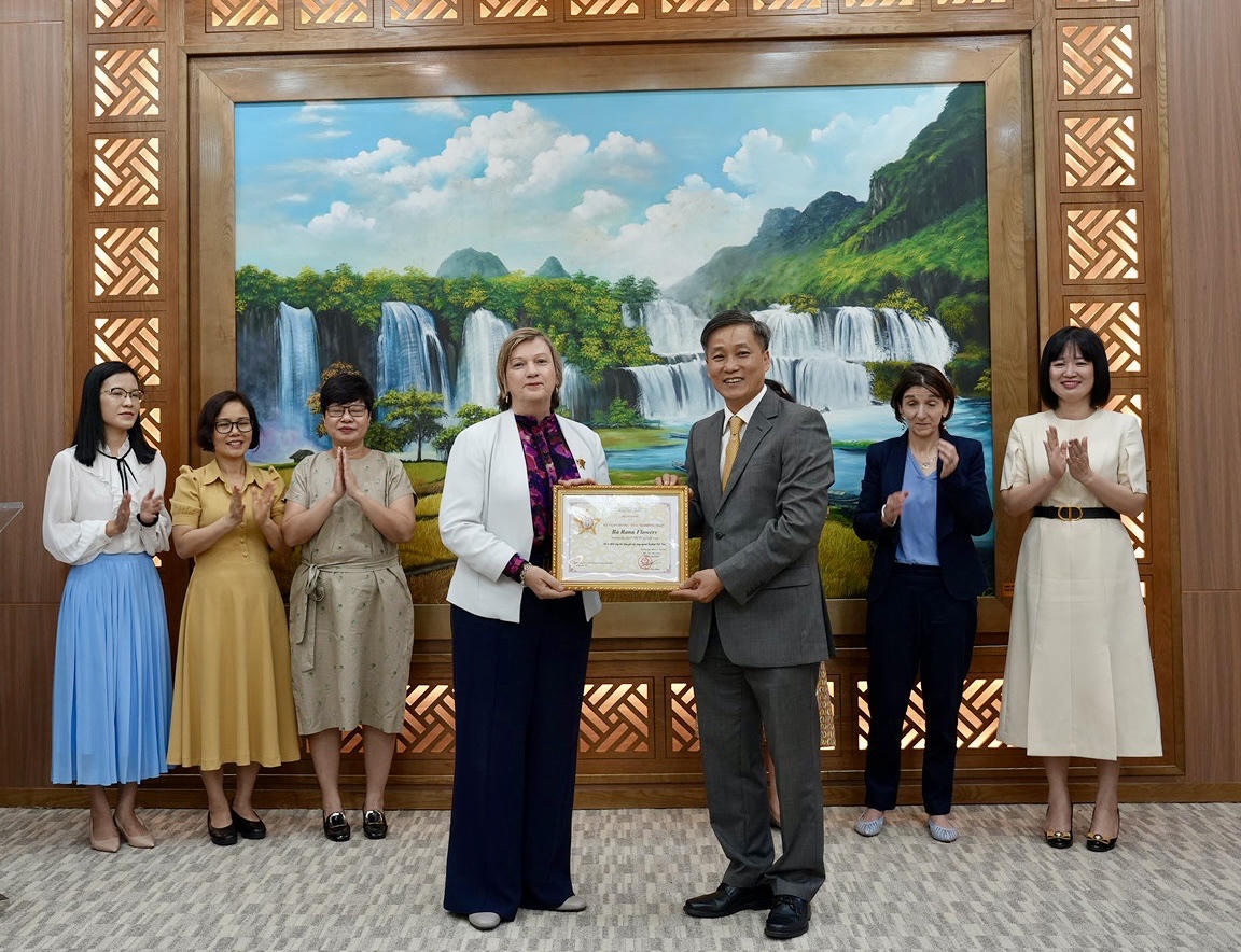 Trao Kỷ niệm chương “Vì sự nghiệp Tư pháp” cho Trưởng đại diện UNICEF tại Việt Nam