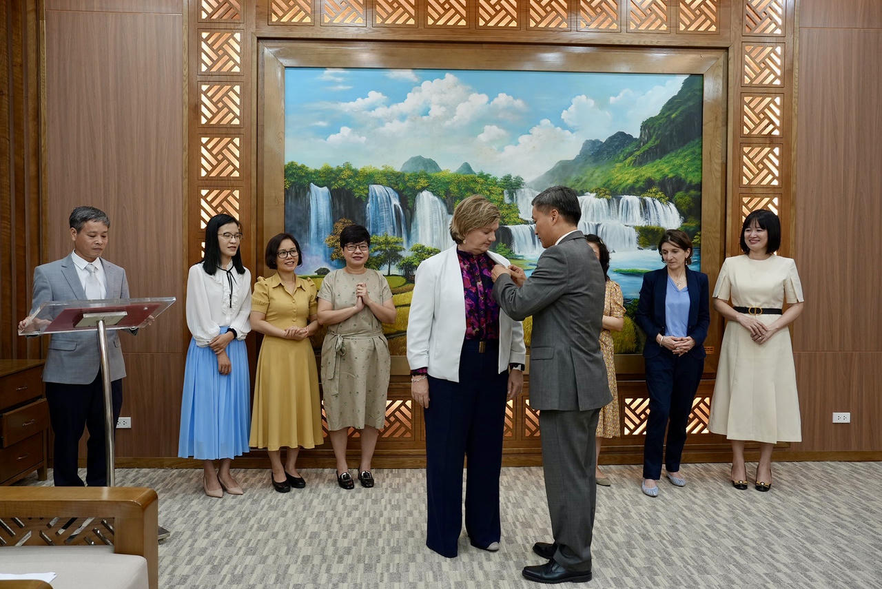 Trao Kỷ niệm chương “Vì sự nghiệp Tư pháp” cho Trưởng đại diện UNICEF tại Việt Nam