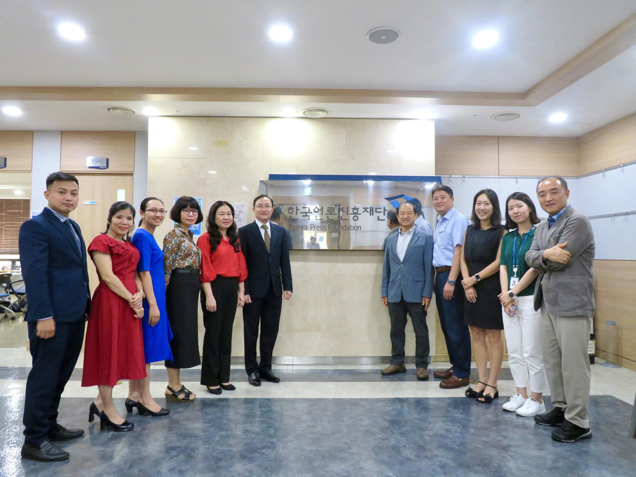 Đoàn công tác Cục PBGDPL thăm và làm việc tại Đại sứ quán Việt Nam tại Hàn Quốc và Quỹ xúc tiến truyền thông Hàn Quốc