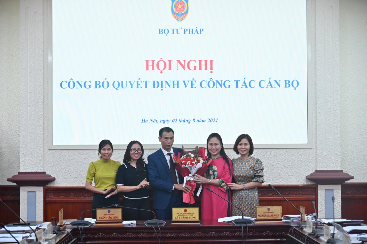 Trao Quyết định bổ nhiệm Tổng Biên tập Tạp chí Dân chủ và Pháp luật