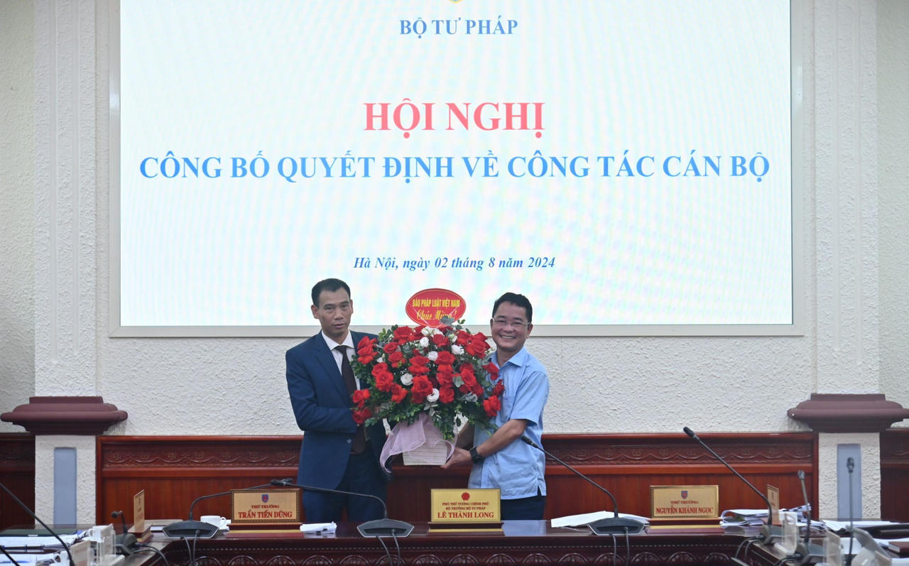 Trao Quyết định bổ nhiệm Tổng Biên tập Tạp chí Dân chủ và Pháp luật