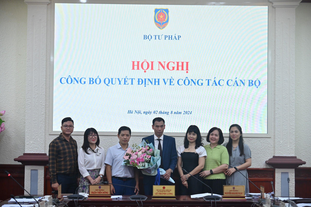 Trao Quyết định bổ nhiệm Tổng Biên tập Tạp chí Dân chủ và Pháp luật