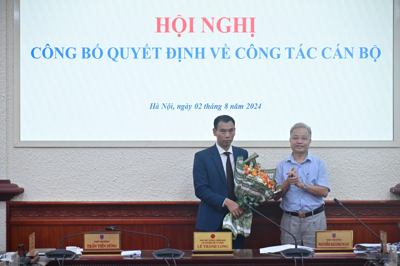 Trao Quyết định bổ nhiệm Tổng Biên tập Tạp chí Dân chủ và Pháp luật