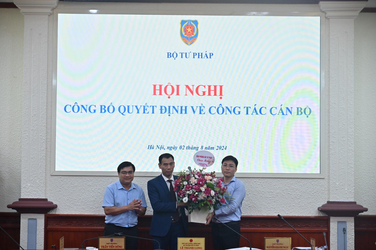 Trao Quyết định bổ nhiệm Tổng Biên tập Tạp chí Dân chủ và Pháp luật