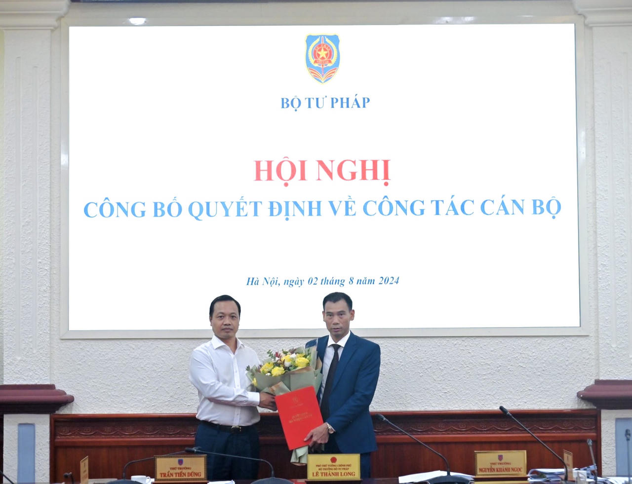 Trao Quyết định bổ nhiệm Tổng Biên tập Tạp chí Dân chủ và Pháp luật