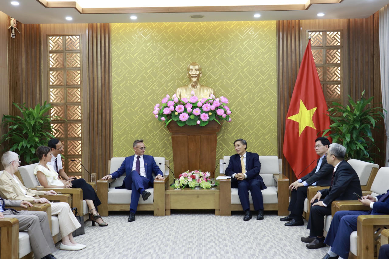 Trao tặng Kỷ niệm chương “Vì sự nghiệp tư pháp” cho Phó Tham tán, Đại sứ quán Pháp