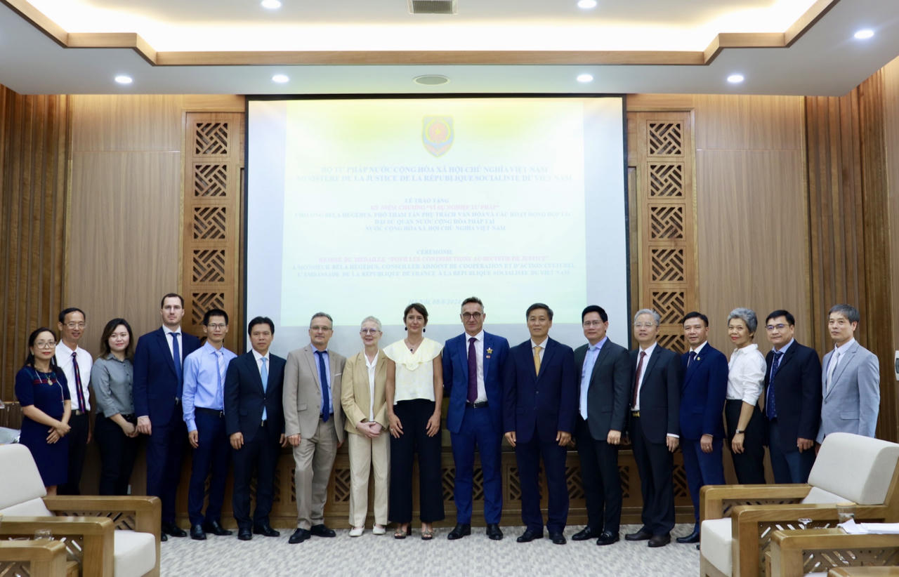 Trao tặng Kỷ niệm chương “Vì sự nghiệp tư pháp” cho Phó Tham tán, Đại sứ quán Pháp