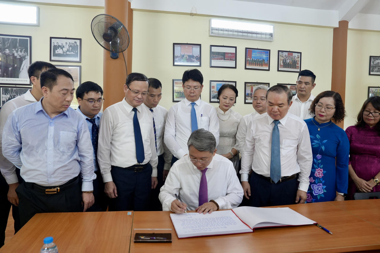  Bộ trưởng Nguyễn Hải Ninh dâng hương tại Khu di tích lịch sử Bộ Tư pháp