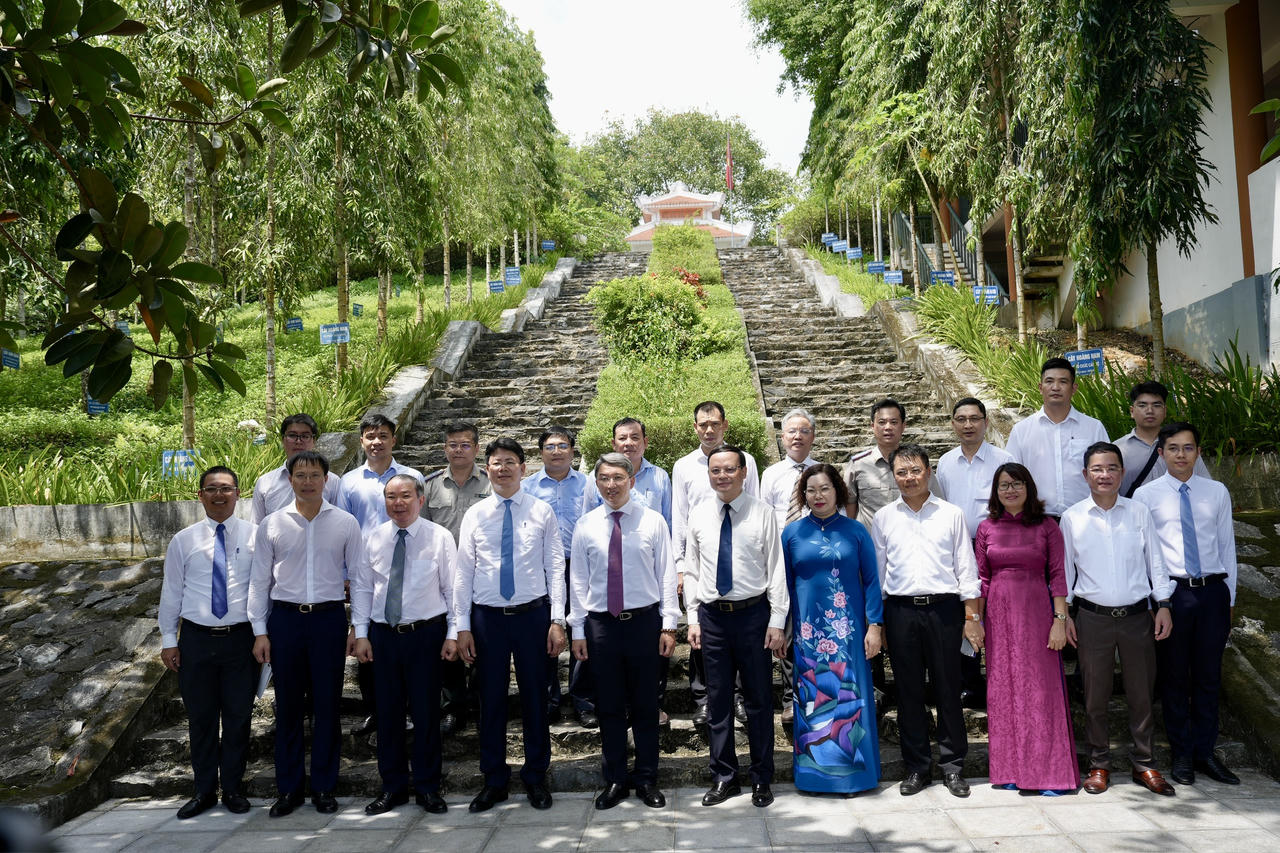  Bộ trưởng Nguyễn Hải Ninh dâng hương tại Khu di tích lịch sử Bộ Tư pháp