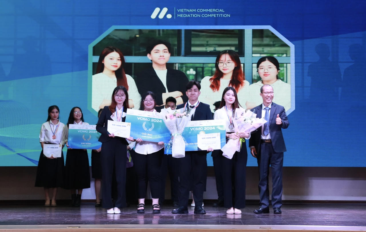 Trường Đại học Luật Hà Nội giành Giải Vàng Cuộc thi Hoà giải Thương mại Việt Nam 2024