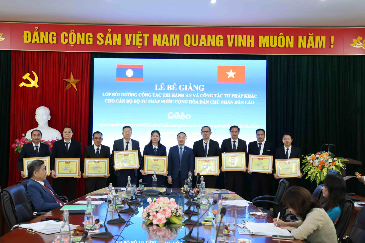 Học viện Tư pháp: Bế giảng lớp bồi dưỡng công tác thi hành án cho cán bộ tư pháp nước CHDCND Lào