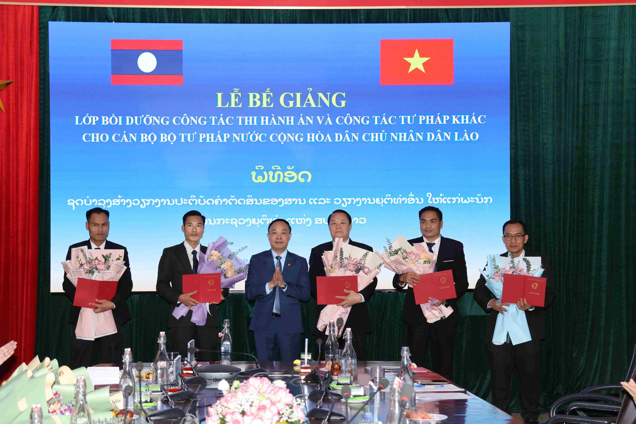 Học viện Tư pháp: Bế giảng lớp bồi dưỡng công tác thi hành án cho cán bộ tư pháp nước CHDCND Lào