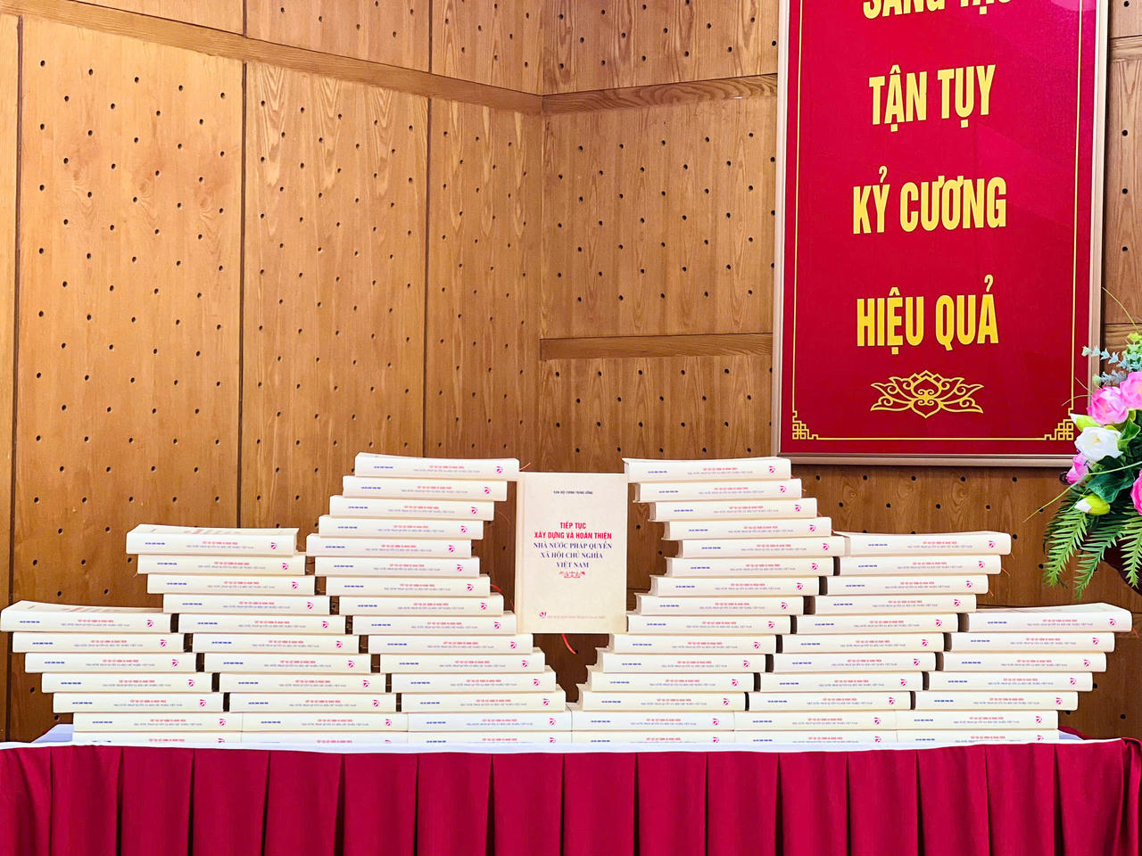 Ra mắt cuốn sách “Tiếp tục xây dựng và hoàn thiện Nhà nước pháp quyền xã hội chủ nghĩa Việt Nam”