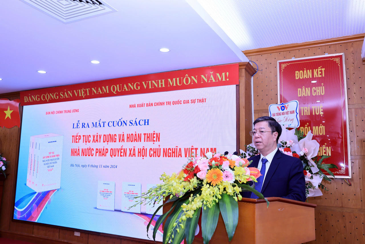 Ra mắt cuốn sách “Tiếp tục xây dựng và hoàn thiện Nhà nước pháp quyền xã hội chủ nghĩa Việt Nam”