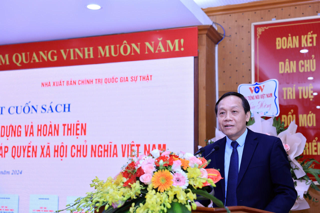 Ra mắt cuốn sách “Tiếp tục xây dựng và hoàn thiện Nhà nước pháp quyền xã hội chủ nghĩa Việt Nam”