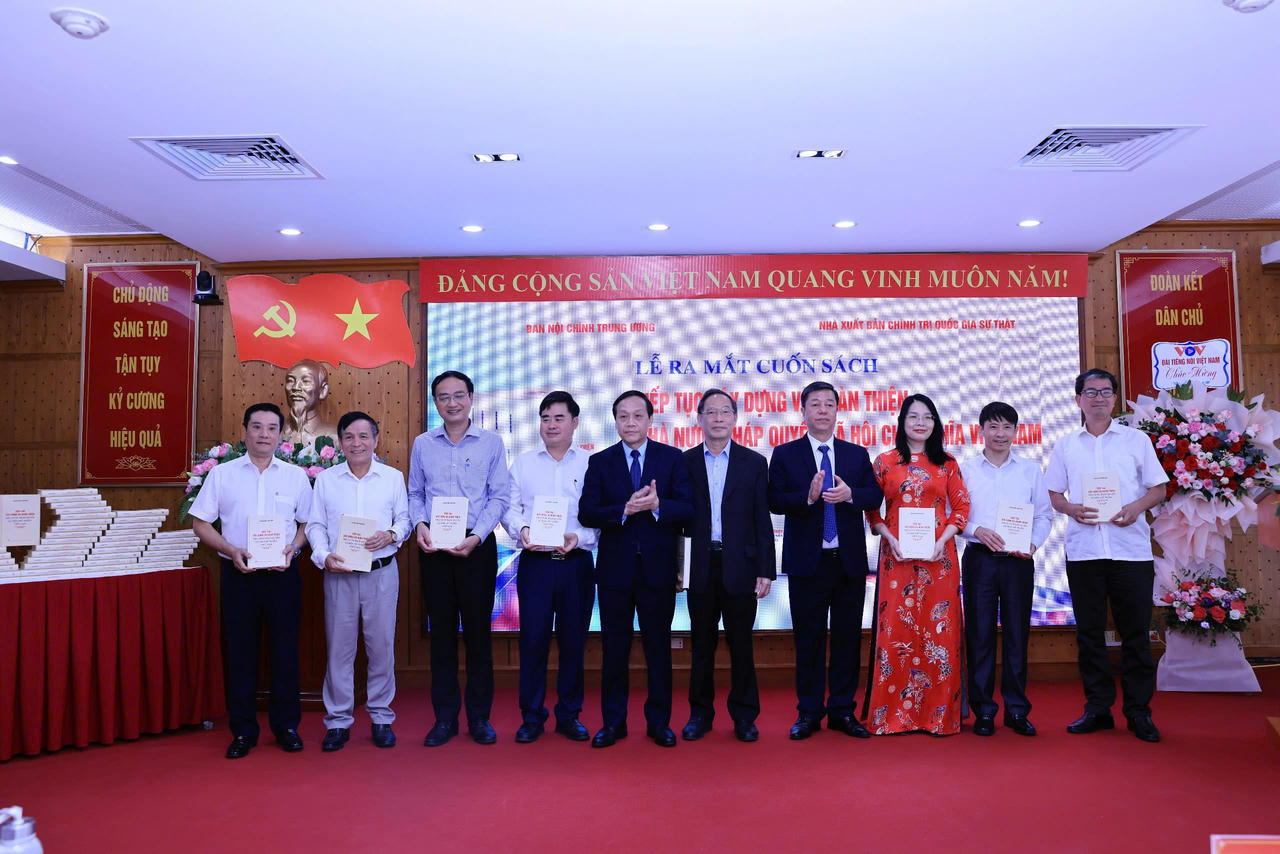 Ra mắt cuốn sách “Tiếp tục xây dựng và hoàn thiện Nhà nước pháp quyền xã hội chủ nghĩa Việt Nam”