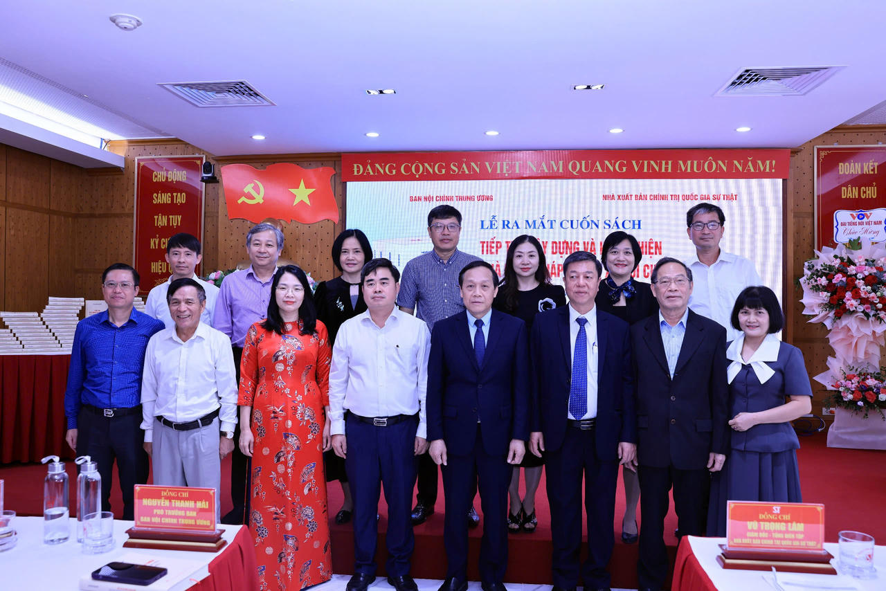 Ra mắt cuốn sách “Tiếp tục xây dựng và hoàn thiện Nhà nước pháp quyền xã hội chủ nghĩa Việt Nam”