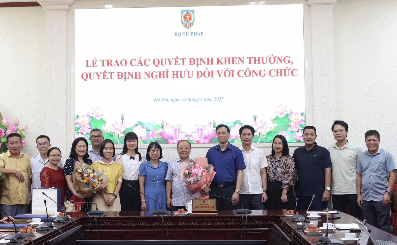 Bộ Tư pháp trao Quyết định khen thưởng, Quyết định nghỉ hưu cho các công chức