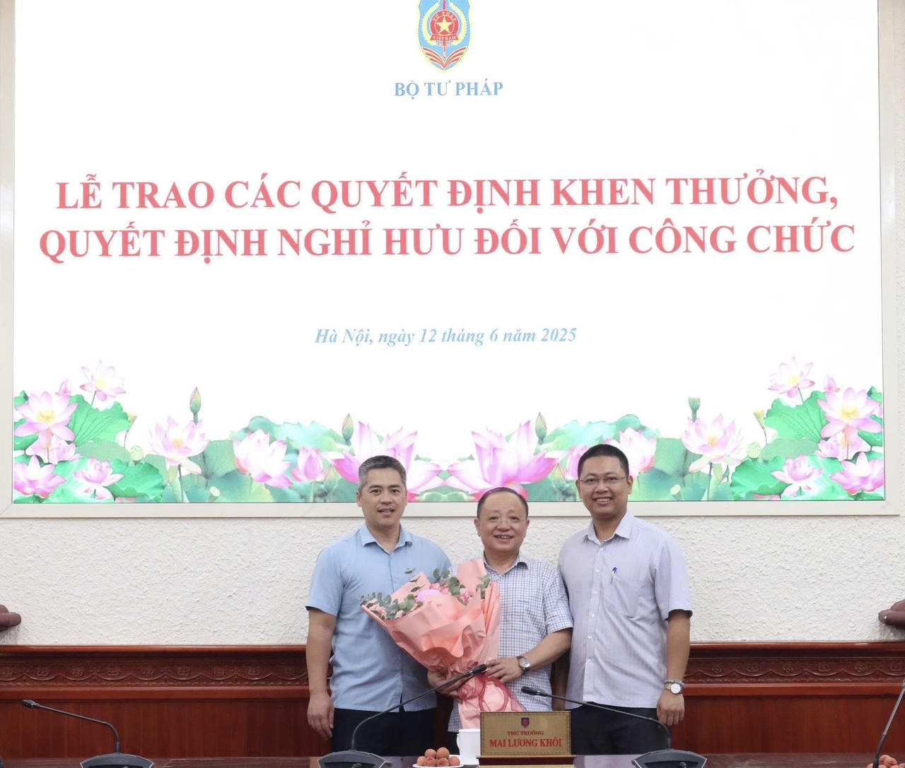 Bộ Tư pháp trao Quyết định khen thưởng, Quyết định nghỉ hưu cho các công chức