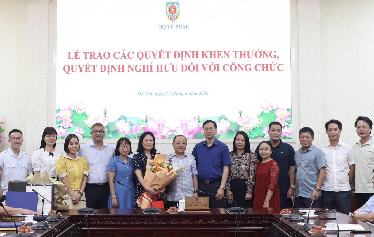 Bộ Tư pháp trao Quyết định khen thưởng, Quyết định nghỉ hưu cho các công chức