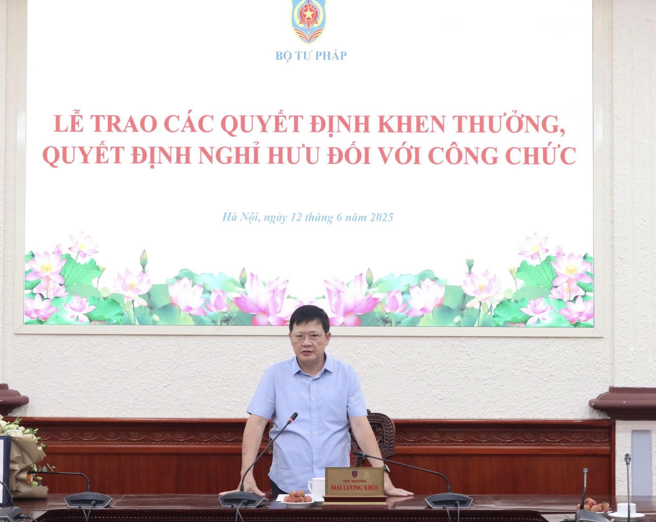 Bộ Tư pháp trao Quyết định khen thưởng, Quyết định nghỉ hưu cho các công chức