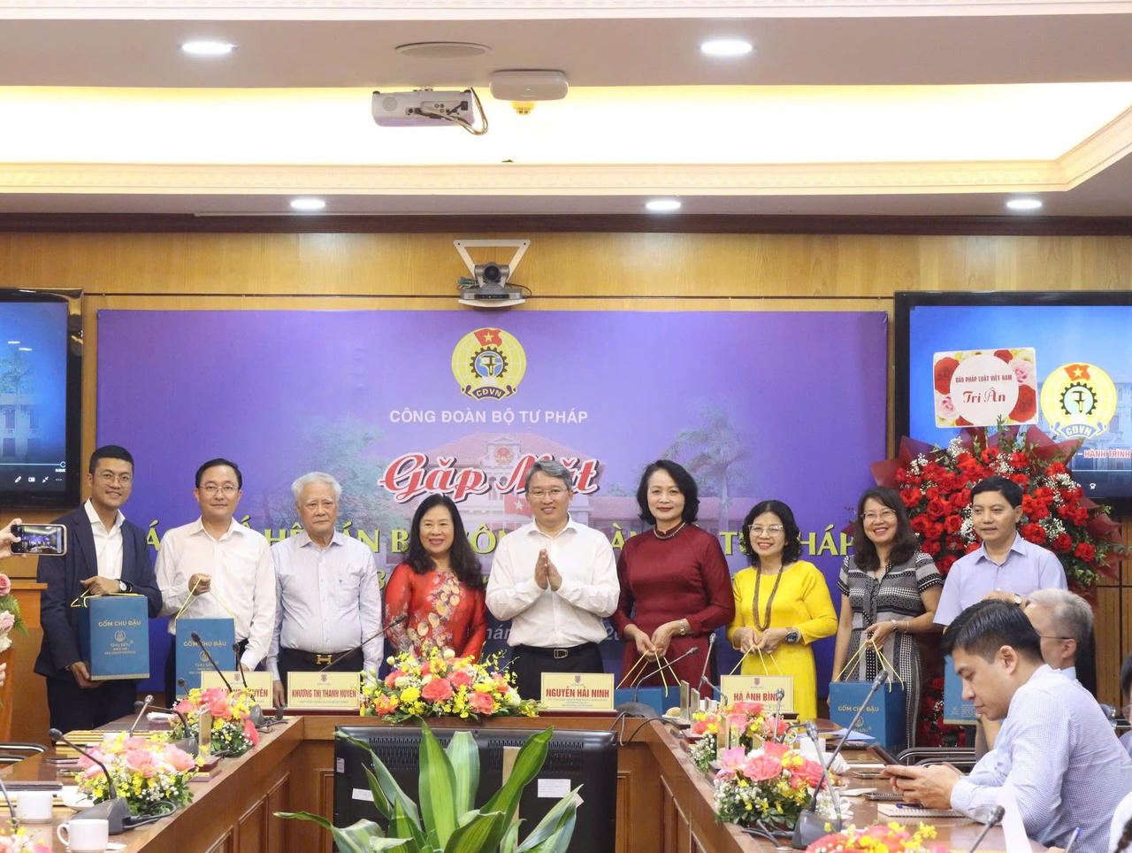 Gặp mặt, tri ân các thế hệ cán bộ công đoàn Bộ Tư pháp
