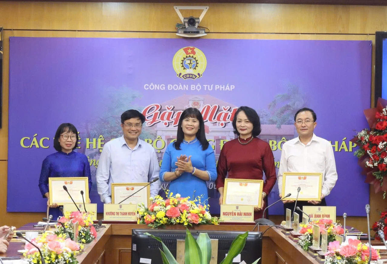 Gặp mặt, tri ân các thế hệ cán bộ công đoàn Bộ Tư pháp