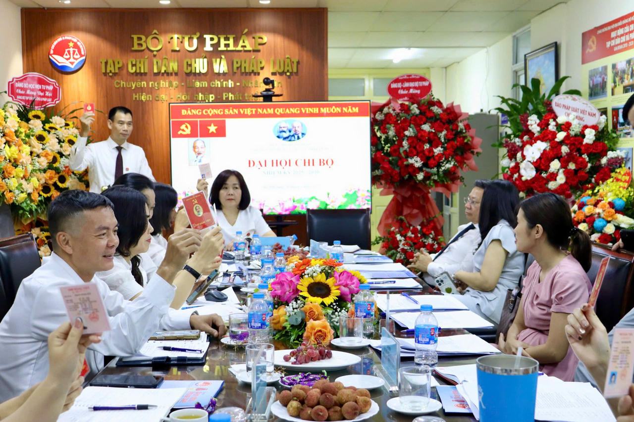 Chú trọng xây dựng Chi bộ Tạp chí Dân chủ và Pháp luật trong sạch, vững mạnh